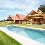 Mit Gemeinsamen Pool Nyaraló