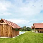 Mit Gemeinsamen Pool Nyaraló *